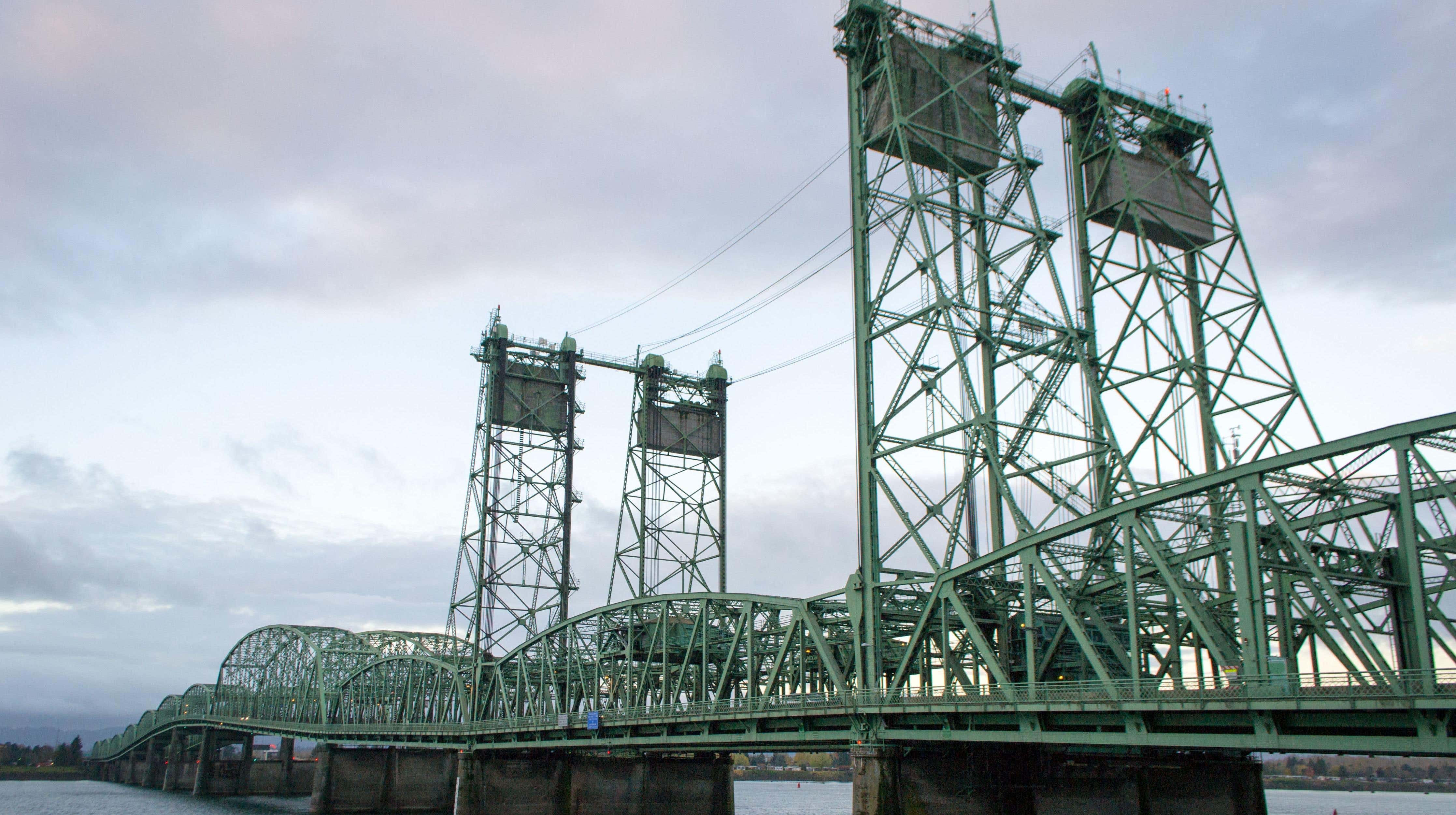 Ein Blick auf die Interstate Bridge über den Columbia River zwischen Portland und Vancouver